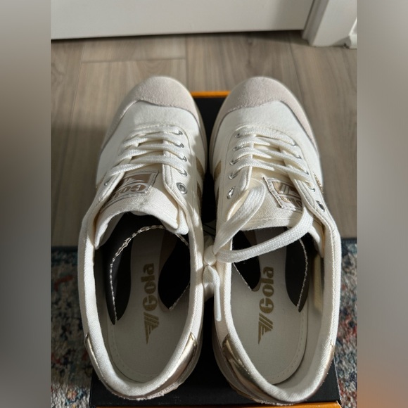 Gola Badminton in Off White and Gold, NIB, Size Women’s 9.5 - Picture 2 of 4